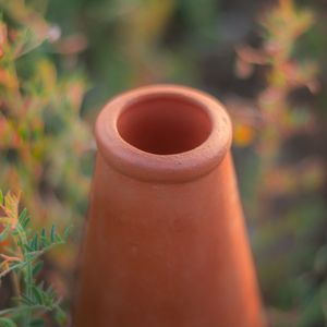 Bouteille d'eau conique en terre cuite naturelle, écologique et rafraîchissante, faite à la main, avec couvercle, 1000 ml, pour une hydratation pure - Product Image 4
