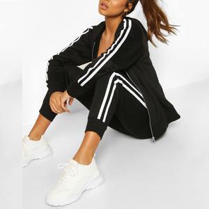 Chándal de poliéster para mujer con diseño de dos rayas y logotipo personalizado, chándal deportivo para mujer, conjunto de 2 piezas al por mayor de chándal para mujer a medida - Product Image 1