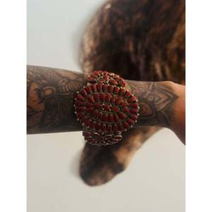 Brazalete de Plata de Ley con Coral Natural de Alicia Wilson, Accesorio de Moda - Product Image 2