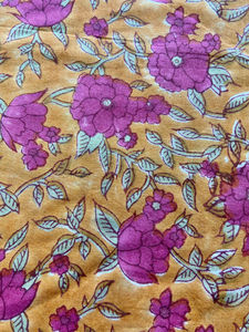 Tela de Algodón Estampada a Mano con Diseño Floral Amarillo Mostaza y Morado, Diseño Tradicional Indio - Product Image 2