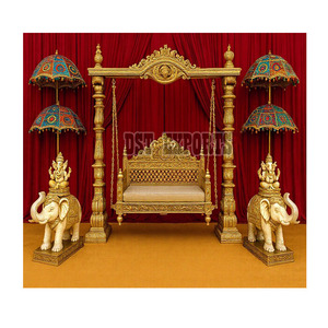 Columpio de madera dorada para boda Gujarati de lujo EE. UU. Rajasthani Golden Jhoola Swing Diseño tradicional para bodas al aire libre EventParty - Product Image 1