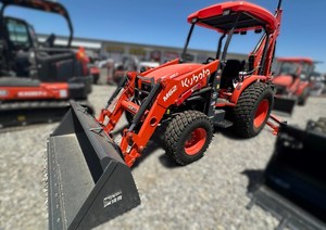 Chargeuse-pelleteuse compacte multifonctionnelle Kubota M62 d'occasion, haute performance, excellent état, équipement de construction français - Product Image 4