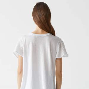 เสื้อทีคอตตอนระบายอากาศ Supima สําหรับผู้หญิงคุณภาพระดับพรีเมียม - เนื้อเรียบเป็นพิเศษ รู้สึกน้ําหนักเบา เหมาะสําหรับการจัดแต่งทรงผมแบบสบาย ๆ - Product Image 4