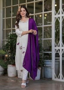 Salwar Kameez pakistanaise tendance de haute qualité pour les femmes avec une touche moderne et traditionnelle accessible à un prix raisonnable - Product Image 6