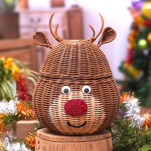 Cesta de Mimbre y Ratán con Forma de Reno Navideño, Color Marrón con Narices Rojas - Product Image 1