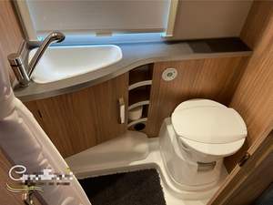 Caravane compacte tout-terrain blanche 2023, 15 places, avec lit et cuisine, et tente extensible bidirectionnelle, charge utile 1600 kg - Product Image 3