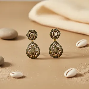 Exquisitos Pendientes de Lágrima con Diamantes para Mujer - Joyería de Lujo Chapada en Oro - Product Image 1