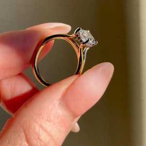 Anillo de Oro Sólido de 10K con Diamante Cultivado en Laboratorio de Corte Radiante de 1.61CT, Diseño de Tallo Dividido, Joyería Fina para Promesa de Boda, Regalo para Pareja - Product Image 3