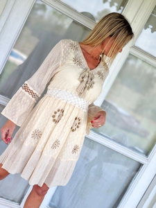Robe décontractée en jersey 100% coton pour femmes, taille naturelle, longueur genoux, avec un design à franges sur le devant, blanche - Product Image 2