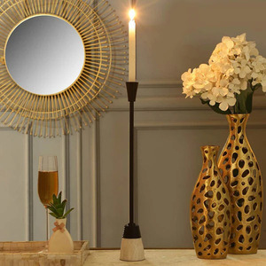 Porte-bougie majestueux noir avec une brillance métallique polie, porte-bougie artisanal doré avec des courbes et des finitions élégantes - Product Image 1