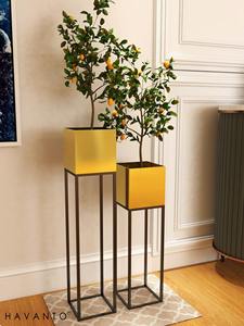 Maceta de Metal con aspecto martillado y acabado de latón brillante hecha a mano para vegetación Interior del hogar y atractivo estético para uso en el jardín - Product Image 6