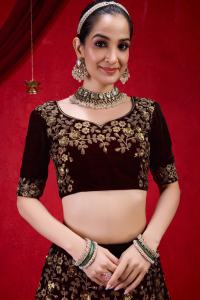 ชุดเลเฮนกาโชลีผ้ากำมะหยี่ปักลายทรงเอสำหรับผู้หญิงจาก Trendmalls พร้อมผ้าคลุมไหล่เน็ต (L253-สีแดงเลือดหมู) เป็นมิตรกับสิ่งแวดล้อม - Product Image 5