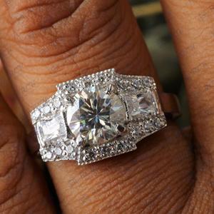 2,50 CTW corte redondo tres piedras plata esterlina Halo ajuste celta Moissanite anillo para mujeres aniversario y cumpleaños amor regalo - Product Image 3