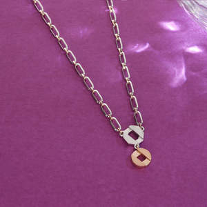 Collar Celestial Loop de Platino - Cadena de Eslabones de Acero Inoxidable Chapado en Oro Vintage con Luna y Corazón y Detalle de Diamante - Product Image 1