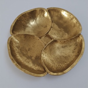 Serveur de fruits secs de luxe en aluminium et verre de qualité supérieure Trois bols à feuilles interconnectés Finition or poli pour salle à manger décorative - Product Image 1