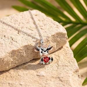 Collier personnalisé Jeulia Hug Me Elsie la vache avec pierre de naissance en forme de cœur - Chaîne à maillons plaquée or tendance avec accents de diamants et de perles - Product Image 2