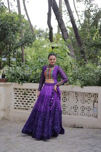 Lehenga con Estampado Bandhani Naranja con Parches de Kutchi Gamthi y Blusa a Juego - Product Image 4