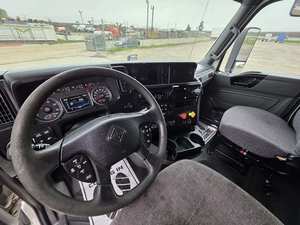 Camión Tractor Diésel de Servicio Pesado 6x4 con Cabina Dormitorio, Listo para Exportación, para Transporte de Carga en Carretera a Larga Distancia - Product Image 4