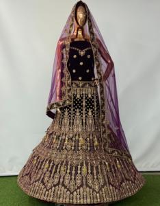 Lehenga de terciopelo premium con trabajo pesado de Jarkan, Latkan, ajuste doble, Choli largo, Dupatta de red suave con borde Butti, para fiestas de verano e invierno - Product Image 4