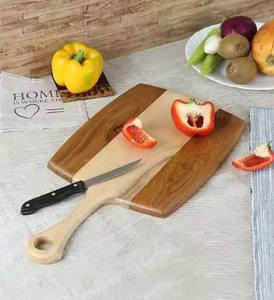 Planche à découper et à servir unique en bois d'acacia naturel de qualité supérieure, bord brut, avec poignée, compatible lave-vaisselle, épaisseur 2,0 cm - Product Image 1