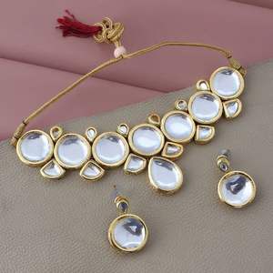 Ensemble de bijoux choker Kundan de style Bollywood classique, dernier cri, collier, boucles d'oreilles, aspect or, cristal, mariage, fiançailles - Product Image 1