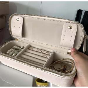 กระเป๋าจัดระเบียบเครื่องสำอางแบบพกพา รักษ์โลก พร้อมหูหิ้ว วัสดุหนัง PU สำหรับเดินทาง ตกแต่งด้วยเลื่อม ปิดด้วยซิป มีหูแขวน - Product Image 6
