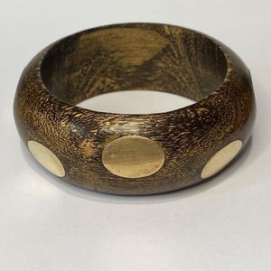 Brazalete Moderno de Madera Maciza con Incrustaciones Circulares de Latón, Talla Personalizable, Marca MS Handicraft - Product Image 5