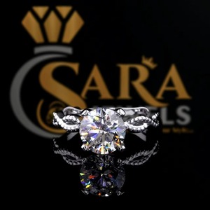 Bague de fiançailles en moissanite VVS hautement demandée, coupe ronde, bande infinie torsadée en argent sterling 925 pour femmes - Product Image 1