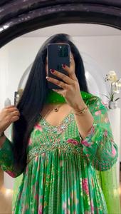 Collection imprimée en coton Mousseline de coton Impression numérique et séquence à la main Costume à manches longues avec costume d'été Dupatta disponible - Product Image 2