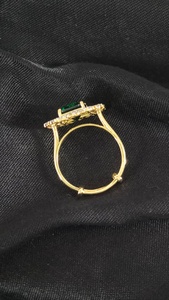 Anillo de joyería personalizado listo para enviar anillo de oro de 18K con Esmeralda cultivada en laboratorio y Diamante CVD de fábrica de joyería de India - Product Image 3