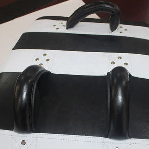 เป้าซ้อมเตะคู่ MMA Strike Shield สำหรับคิกบ็อกซิ่ง - แผ่นรองซ้อมมวยไทย แผ่นรองซ้อมชกมวย - แผ่นรองเตะคิกบ็อกซิ่งแบบออกแบบเองได้ - Product Image 5