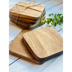 Juego de posavasos de madera maciza de acacia de lujo cuadrado con posavasos de nogal de color natural de Crescent Crafts - Product Image 2