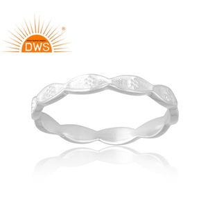 Nuevo diseño elegante Anillo de banda de plata esterlina 925 para mujer Joyería de diseño personalizado para mujer Regalo para ella. - Product Image 1