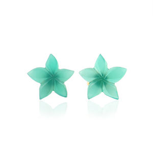Boucles d'oreilles légères en pierre naturelle onyx vert, petite paire, plaquées or 18 carats, bijoux fantaisie, pierres précieuses sculptées à la main, boucles d'oreilles fleurs - Product Image 1