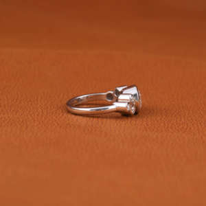 Anillo de compromiso de diamante de laboratorio de corte redondo de tres piedras personalizado 18 quilates chapado en oro sólido lujoso regalo de aniversario certificado IGI - Product Image 5