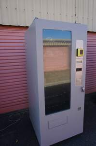 Distributeur automatique réfrigéré, 60 emplacements avec lecteur de carte bancaire, accepteur de pièces et de billets à vendre - Product Image 2