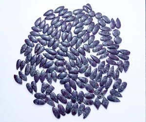 Cabochon en quartz eudialyte de qualité supérieure, pierre précieuse en vrac pour la fabrication de bijoux (pendentifs, bagues, boucles d'oreilles) – Disponible à la vente - Product Image 5