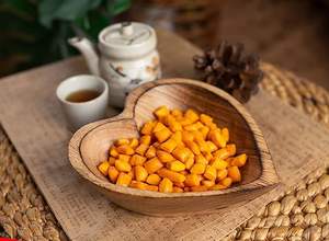 Bol en bois en forme de cœur avec une texture de grain lisse pour la décoration de la maison, à placer sur une table basse ou une étagère, article décoratif en stock - Product Image 3