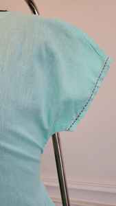 Top de diseño de moda con bordado floral verde de tela de algodón para mujeres y niñas - Product Image 3