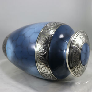 Urne de crémation métallique en aluminium chic avec conception de bandes antiques utilisée pour garder les cendres des humains en toute sécurité - Product Image 4