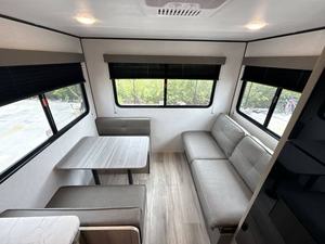 Nouvelle caravane Keystone C-o-l-e-m-a-n 19R 2026 avec salle de bain intérieure, cuisine, système solaire pour les voyages en famille, les voyages sur route, les camping-cars - Product Image 6