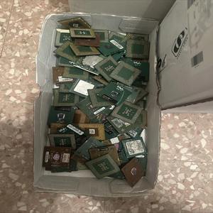 Lot de 3,1 kg de processeurs Intel Black Fiber CPU, certains avec MMX, pour la récupération de l'or des coques - Product Image 1