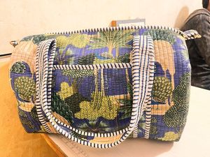 Sacs polochon cousu sur mesure en kantha sérigraphié dans les tons de bleu idéal pour la revente par les magasins d'accessoires de mode - Product Image 2