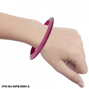 Brazalete de Madera Pintado en Rosa Magenta, Hecho a Mano, Ligero, Brillante, para Mujer, Joyería Minimalista y Ecológica - Product Image 4
