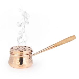 เตาเผาบาคูร์ทองแดงขัดเงาหรูหรา พร้อมด้ามจับยาว ใช้งานง่ายและปลอดภัย เหมาะสำหรับใช้ในวัด ผลิตด้วยมือจากอินเดีย - Product Image 1