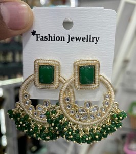 Ensemble de boucles d'oreilles indiennes traditionnelles Kundan plaquées or avec perles, design élégant et fantaisie pour femmes et filles - Product Image 3