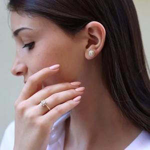 Boucles d'oreilles clous halo en moissanite ronde VVS de conception optimale avec argent 925, bijoux fins pour femmes à bas prix - Product Image 2