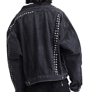 Veste en jean vintage pour homme avec logo personnalisé, rivets cloutés, style hip-hop, décontractée, coupe courte, broderie, boutons décoratifs, imprimé - Product Image 4