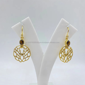 Pendientes colgantes finos de 1 Micra chapados en oro elegantes al mejor precio, perla con Base de latón Premium de estilo clásico para regalos de fiestas de boda - Product Image 1