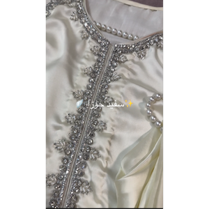 Vestido sencillo de chifón blanco con cuello redondo y pedrería, diseño Salwar Kameez para niñas/mujeres, ideal para la madre de la novia en Pakistán. - Product Image 4
